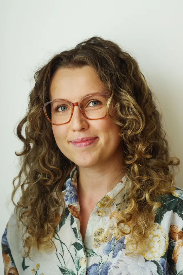 Karolina Cieśla, psycholog — portret do ramion, w okularach, uśmiechnięta.